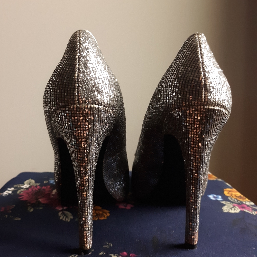 Silver Heels - Picture 4 of 4